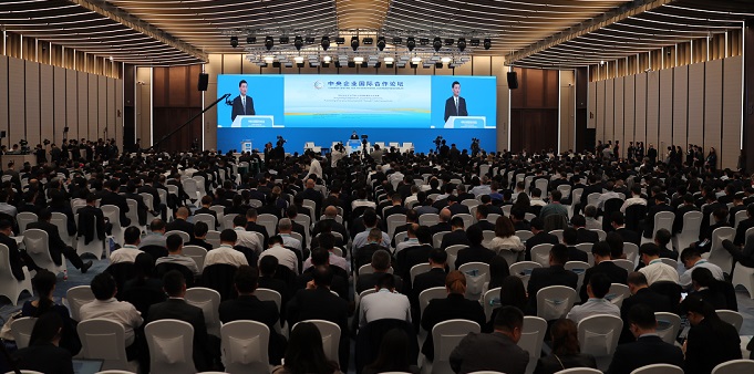 國(guó)務(wù)院國(guó)資委主辦首屆進(jìn)博會(huì)中央企業(yè)國(guó)際合作論壇 肖亞慶出席并致辭 沈瑩主持論壇