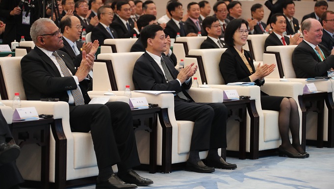 國(guó)務(wù)院國(guó)資委主辦首屆進(jìn)博會(huì)中央企業(yè)國(guó)際合作論壇 肖亞慶出席并致辭 沈瑩主持論壇