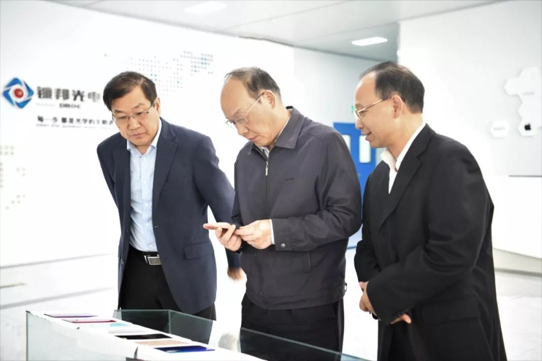 向經(jīng)營產(chǎn)品轉(zhuǎn)變 向經(jīng)營品牌轉(zhuǎn)變——徐平調(diào)研中光學(xué)集團(tuán)