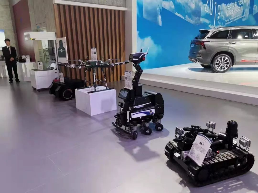 實力跨界，瞧瞧他們的機器人家族