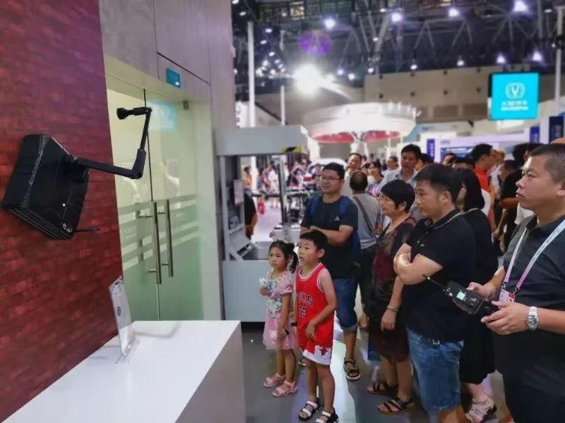 實力跨界，瞧瞧他們的機器人家族